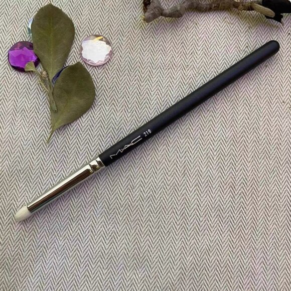 MAC 219 SYNTHETIC PENCIL BRUSH - Authentic Brand New - Picture 2 of 2